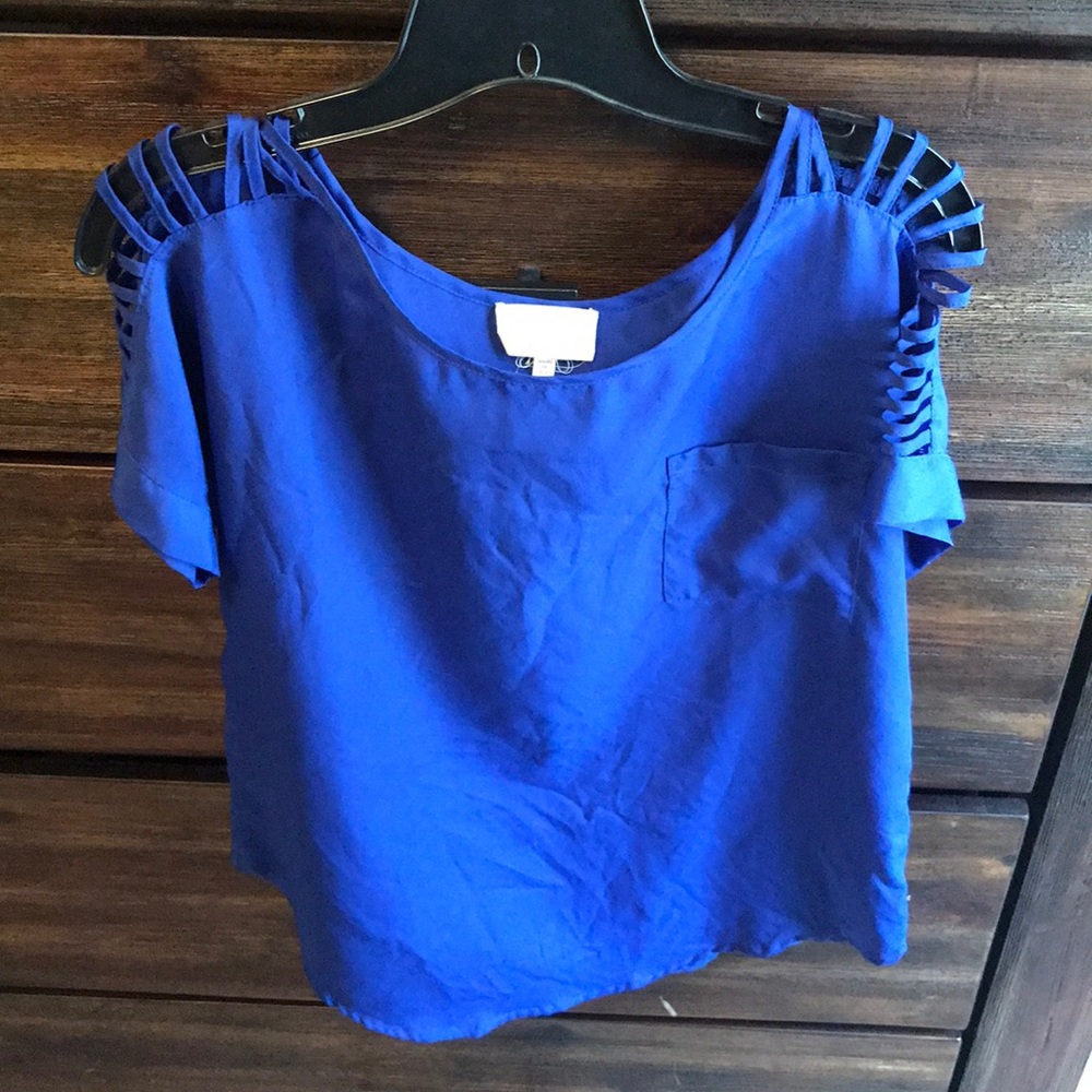 Blue blouse sleeve details